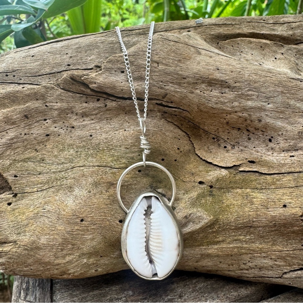 Handmade sterling Silver spotted thrush cowrie Shell Pendant Necklace - Picture 4 of 4